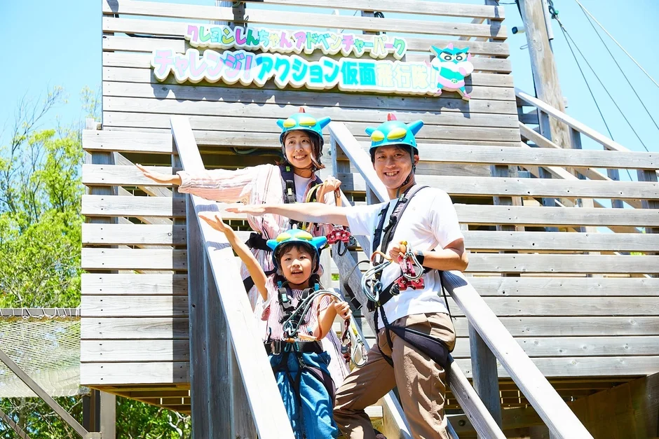 クレヨンしんちゃんアドベンチャーパークでポーズをとる親子