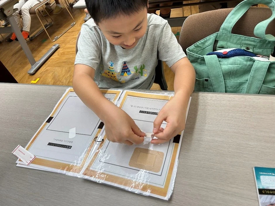 絆創膏を貼る男の子