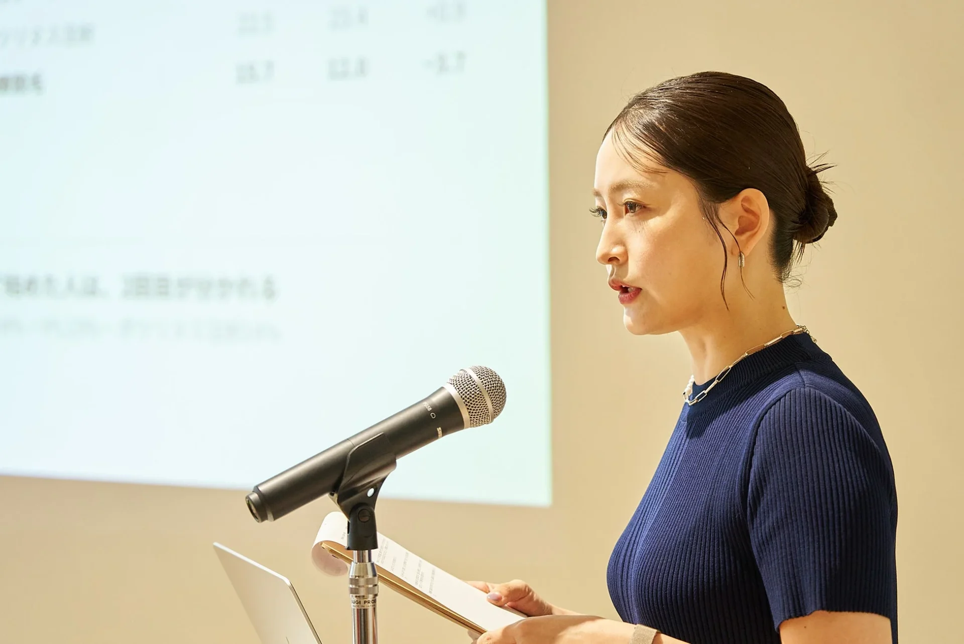 プレゼンテーションを行うUpToU株式会社 代表取締役 荒木茉衣氏