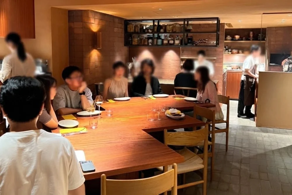 店内で食事を楽しむ人々