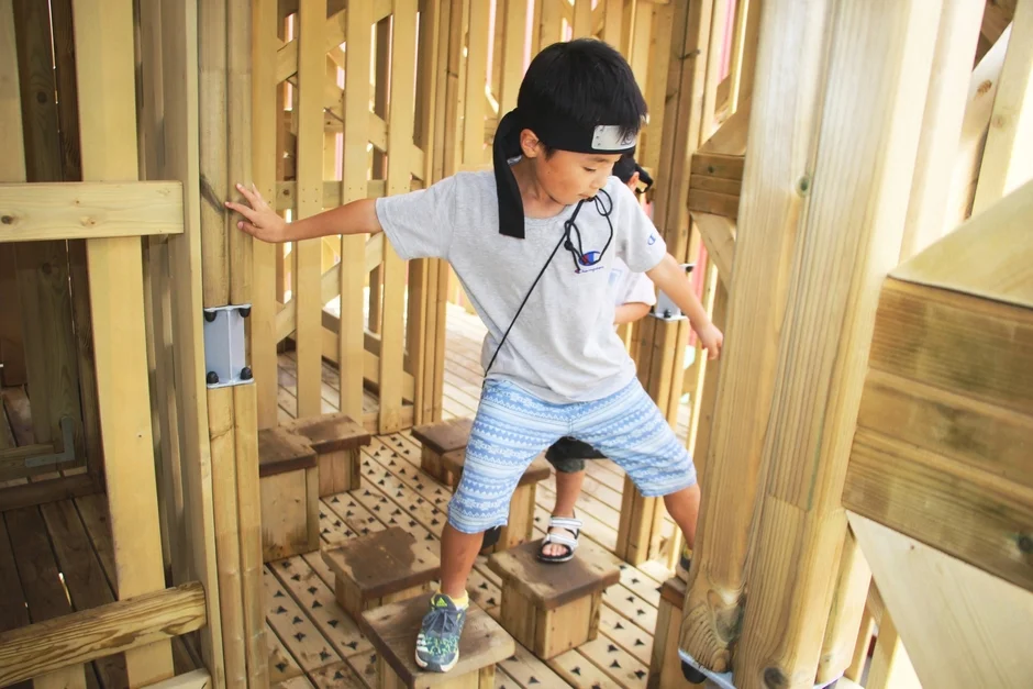 子供,男の子,木造遊具,遊び場