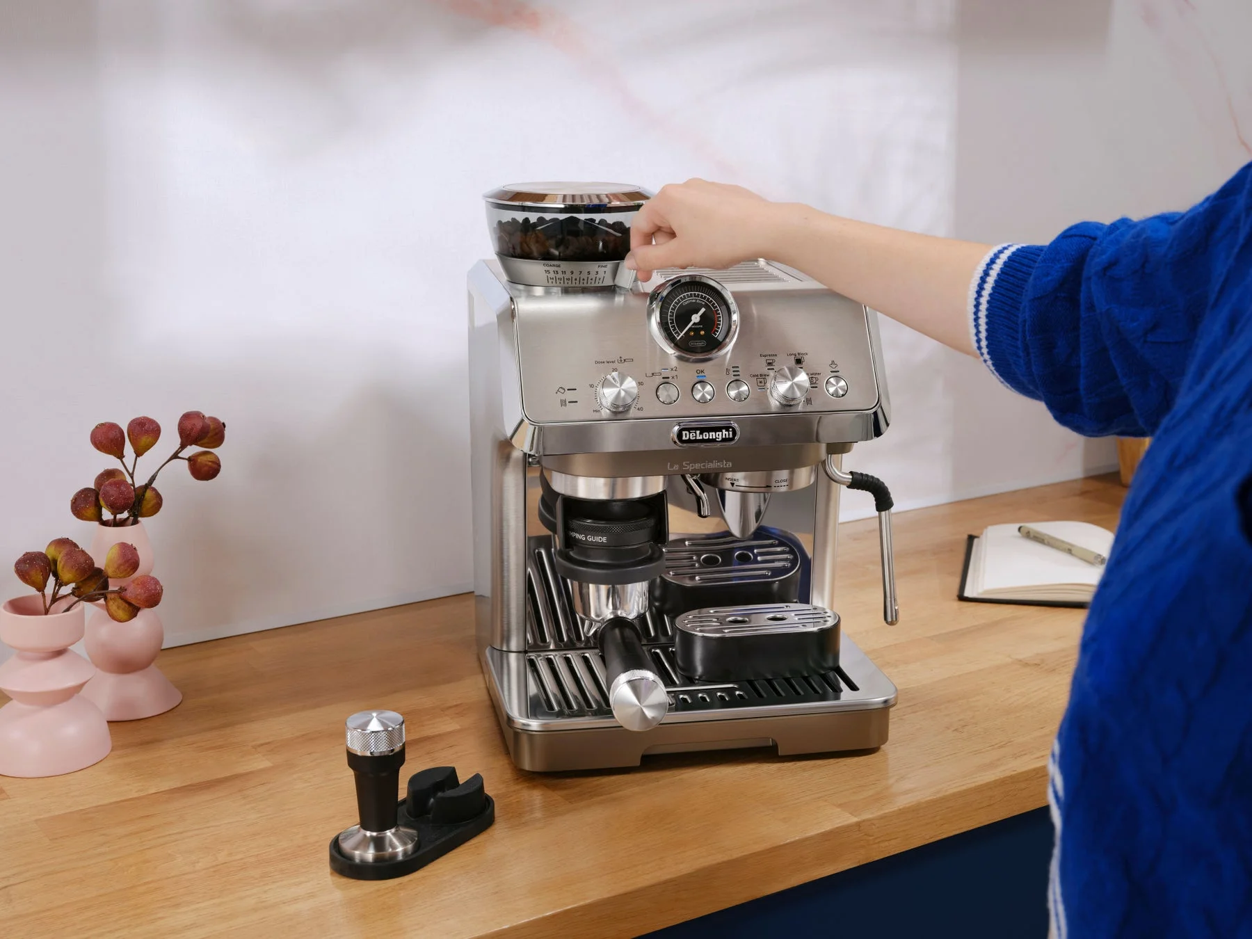 グラインダーを操作する様子