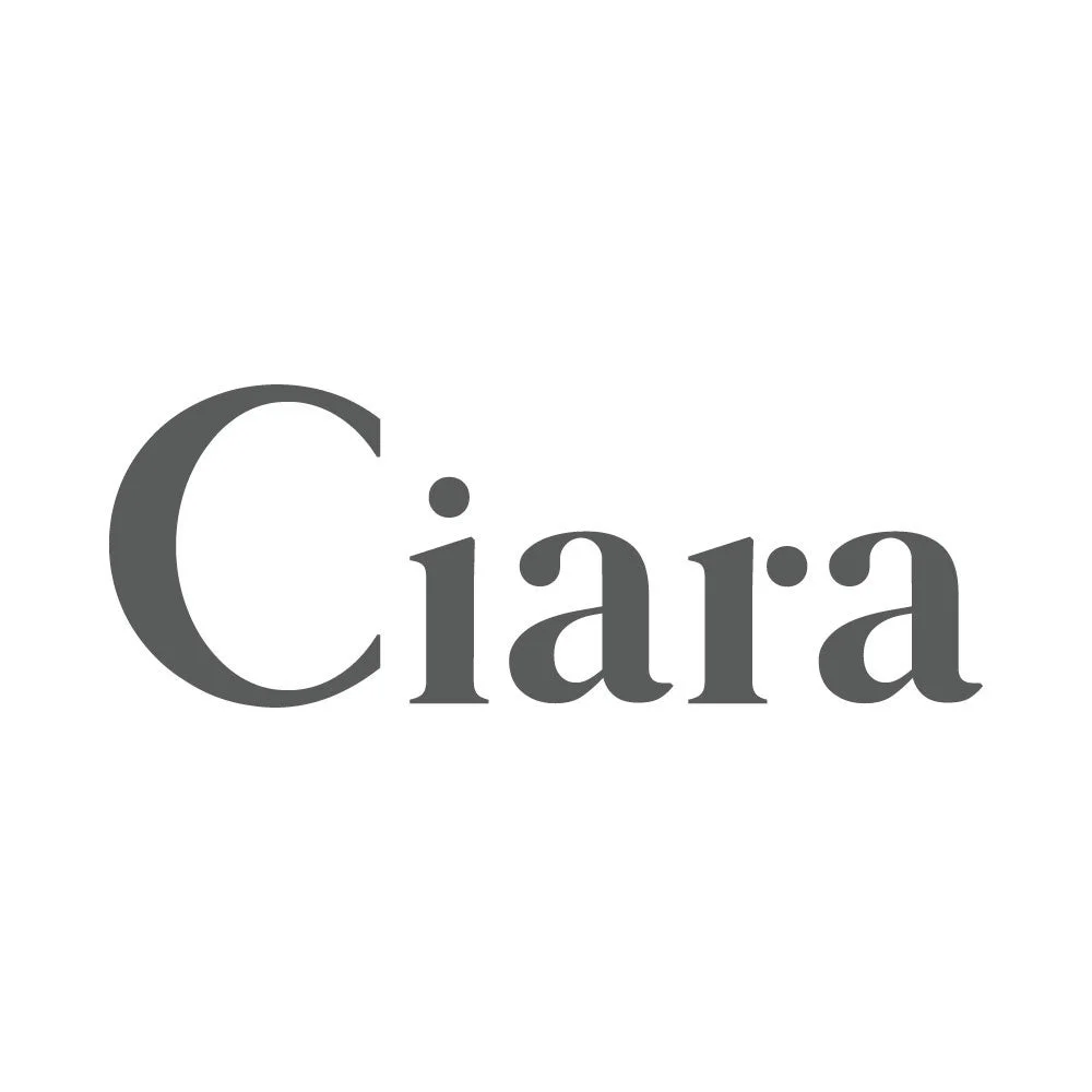 白背景に「Ciara」という文字がダークグレーのセリフ体フォントで書かれたシンプルな画像です。