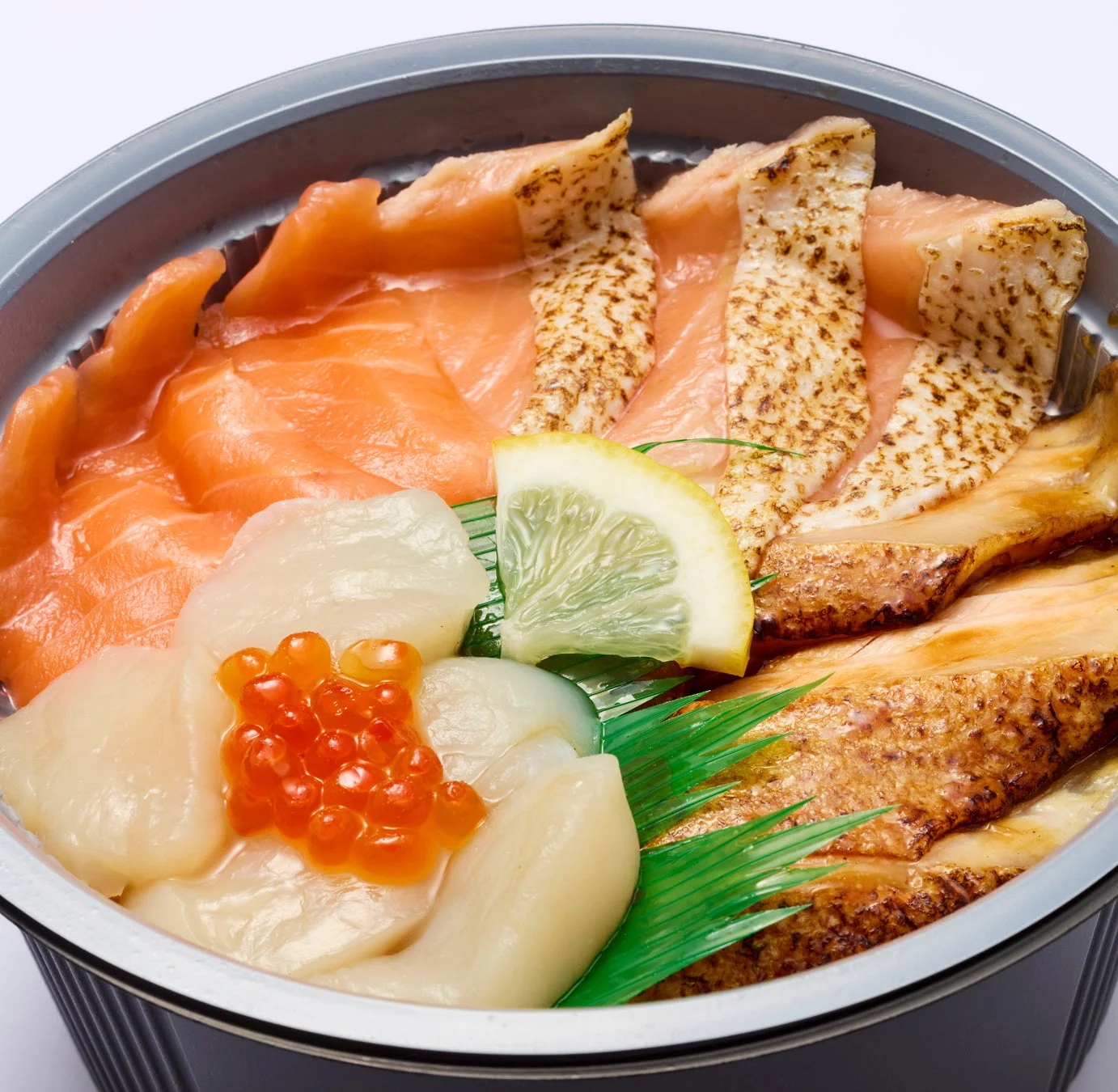 3種のサーモンとホタテ丼