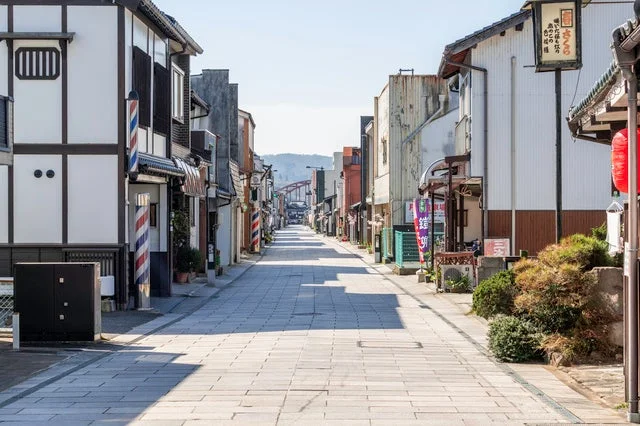 広島県庄原市の日本の街並みと橋