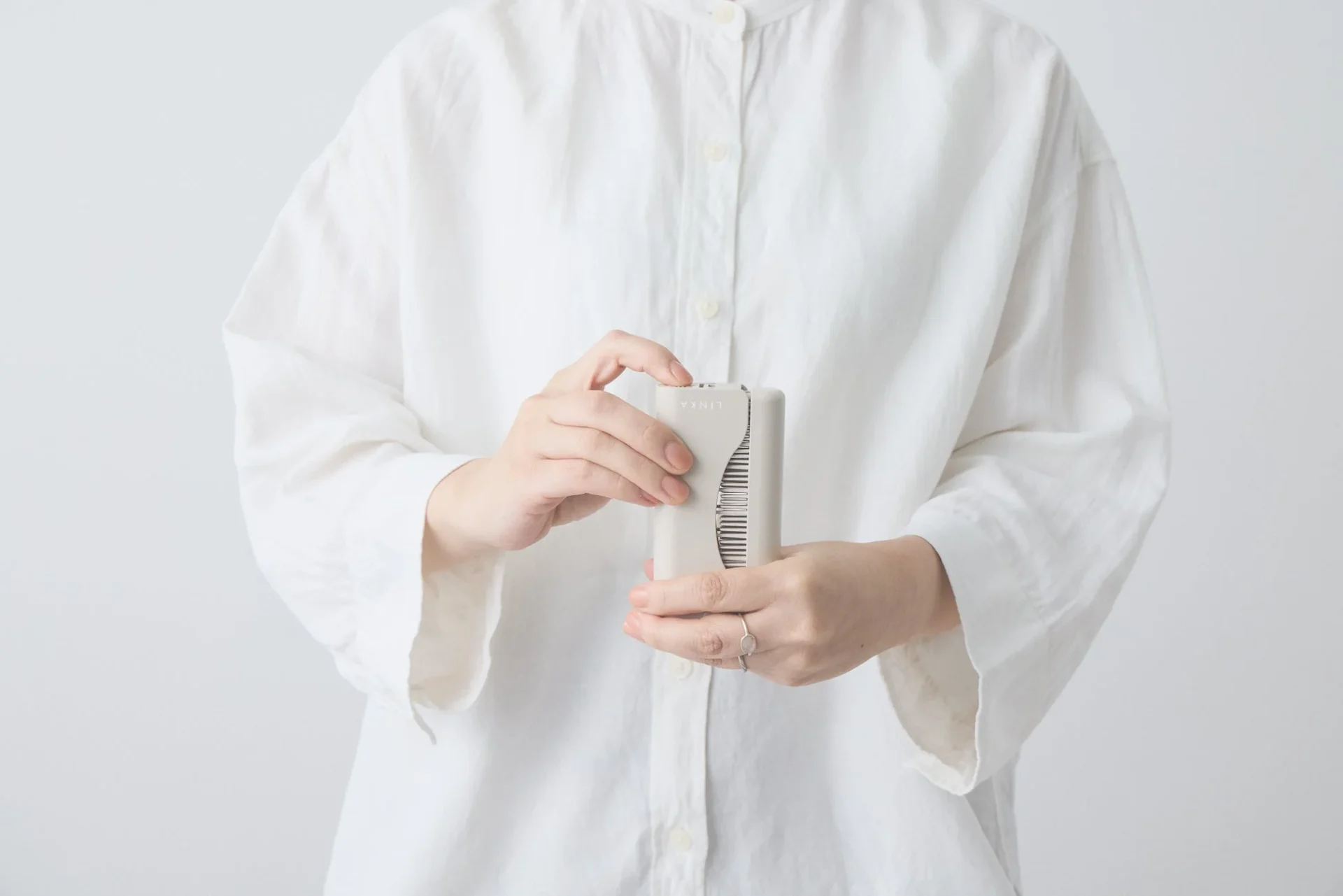 白シャツの人物が製品を持つ様子