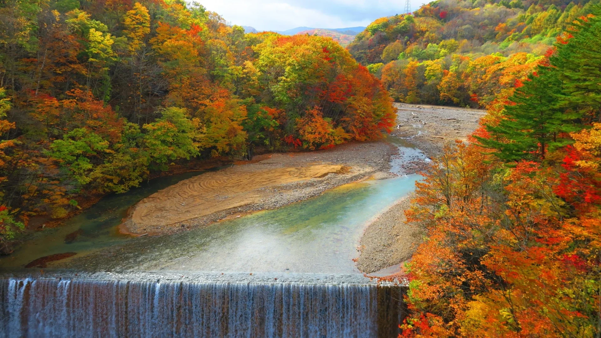 岩手県八幡平市の渓谷の紅葉