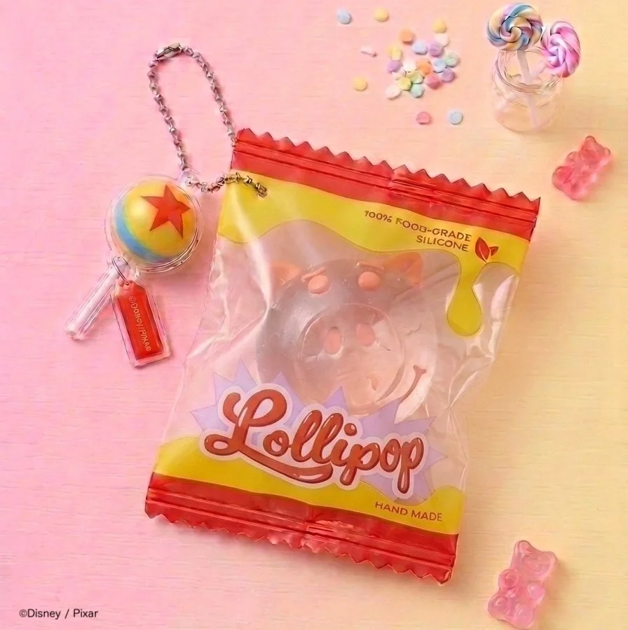 ピクサーボールのキーホルダーと豚の形をしたシリコン製アイテム