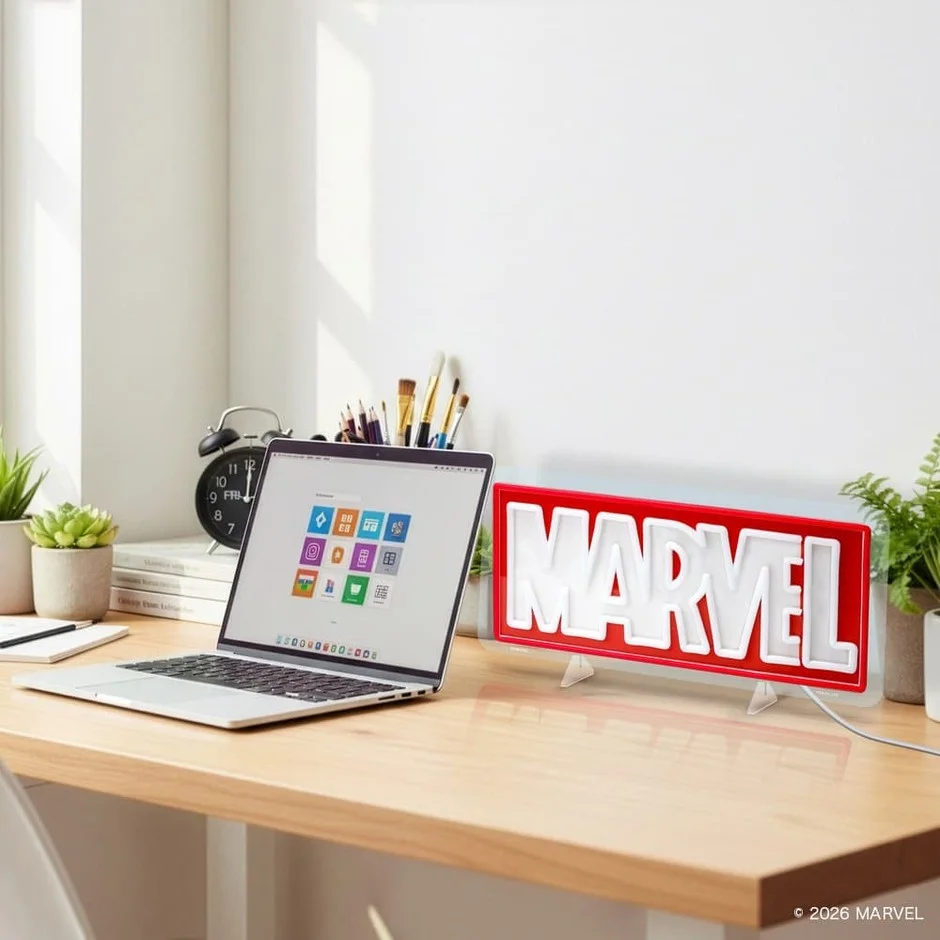 デスクに置かれたMARVELロゴライト