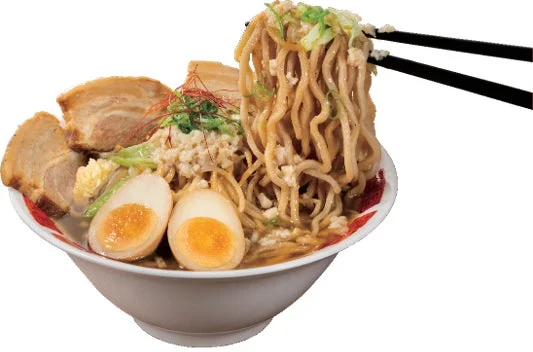 厚切り焼豚と半熟卵、ひき肉、ネギが豪快に盛られた味噌ラーメン