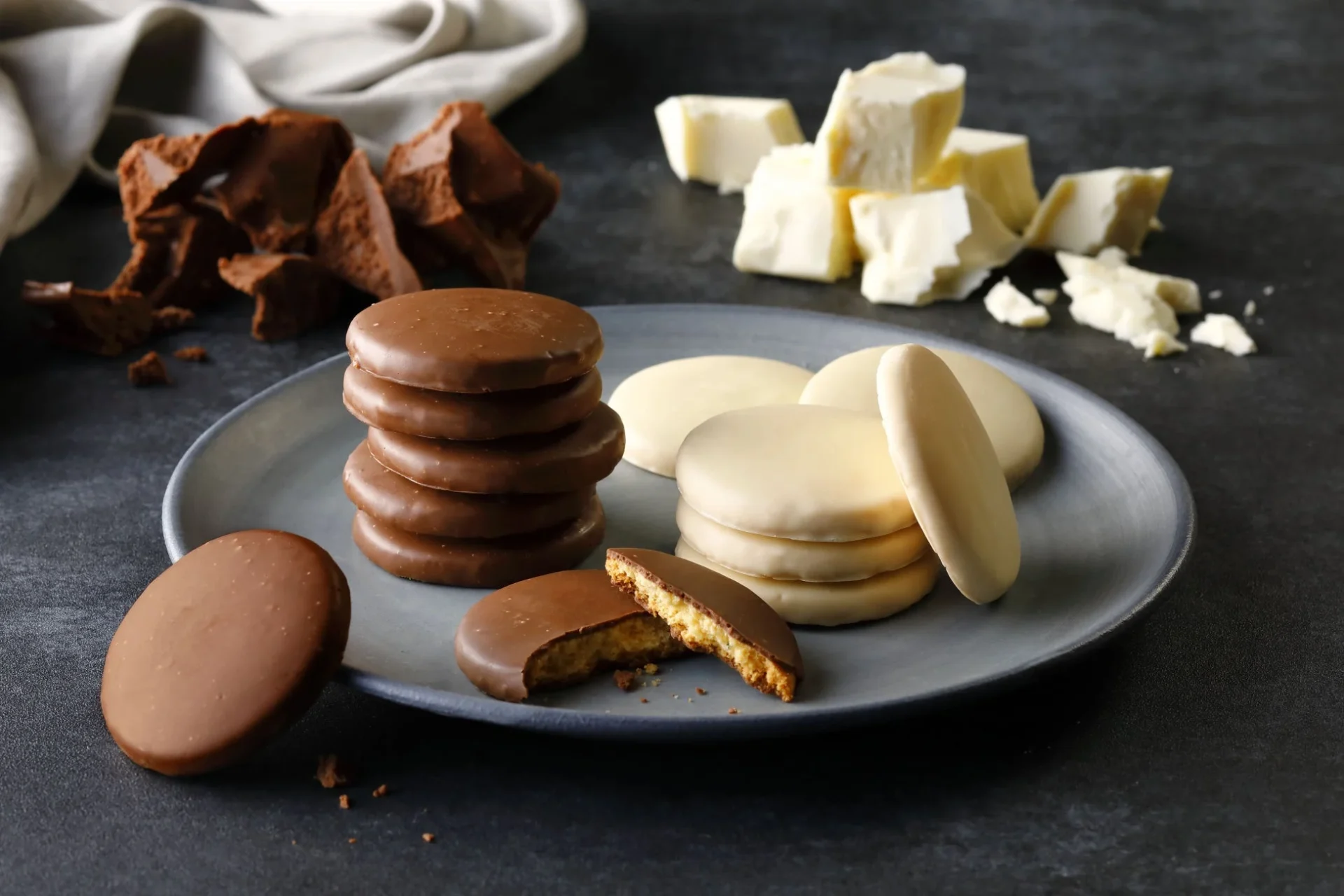 チョコレートとホワイトチョコレートでコーティングされたビスケット