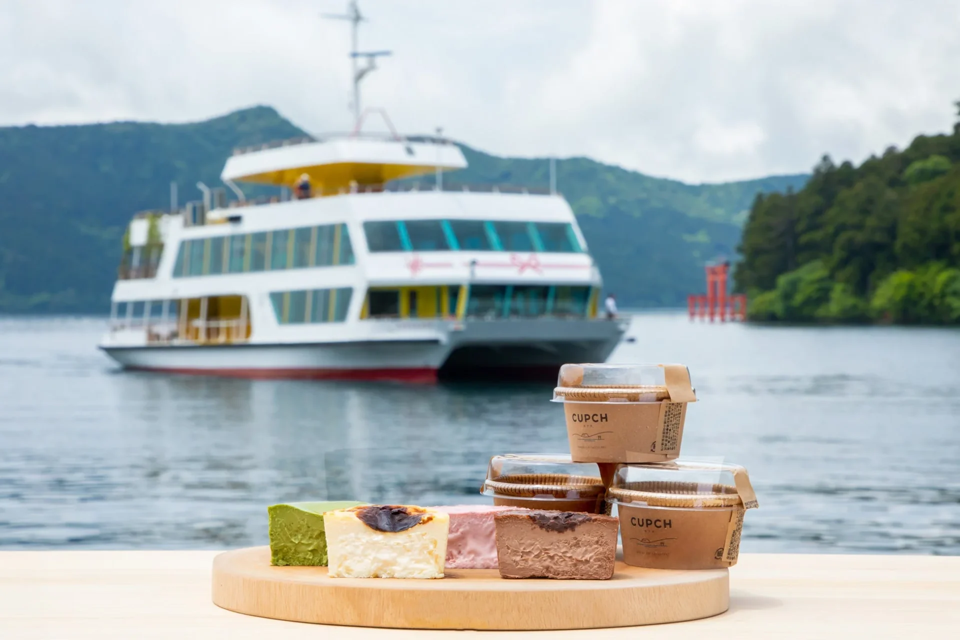 湖畔でCUPCHを楽しむ様子
