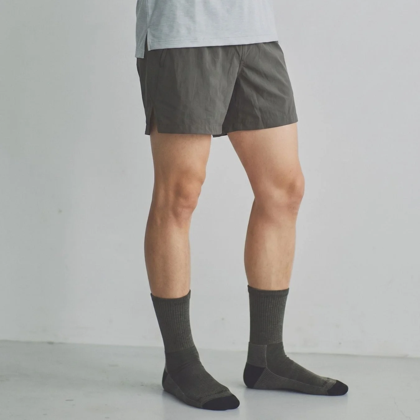 男性のショートパンツとソックスの着用イメージ