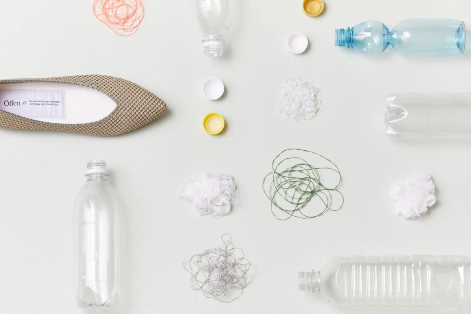 再生プラスチック素材の靴とペットボトル