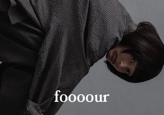 チェックシャツを着た女性