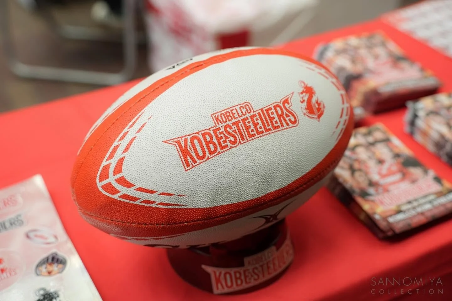 コベルコ神戸スティーラーズのロゴが入ったラグビーボール