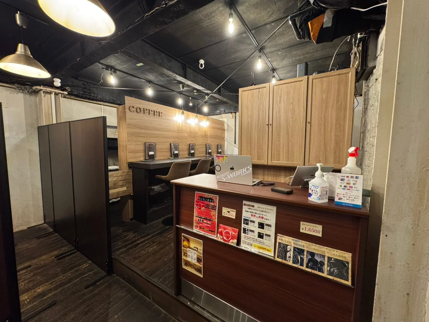 モダンなカフェまたはコワーキングスペースの受付とコーヒーバーエリア