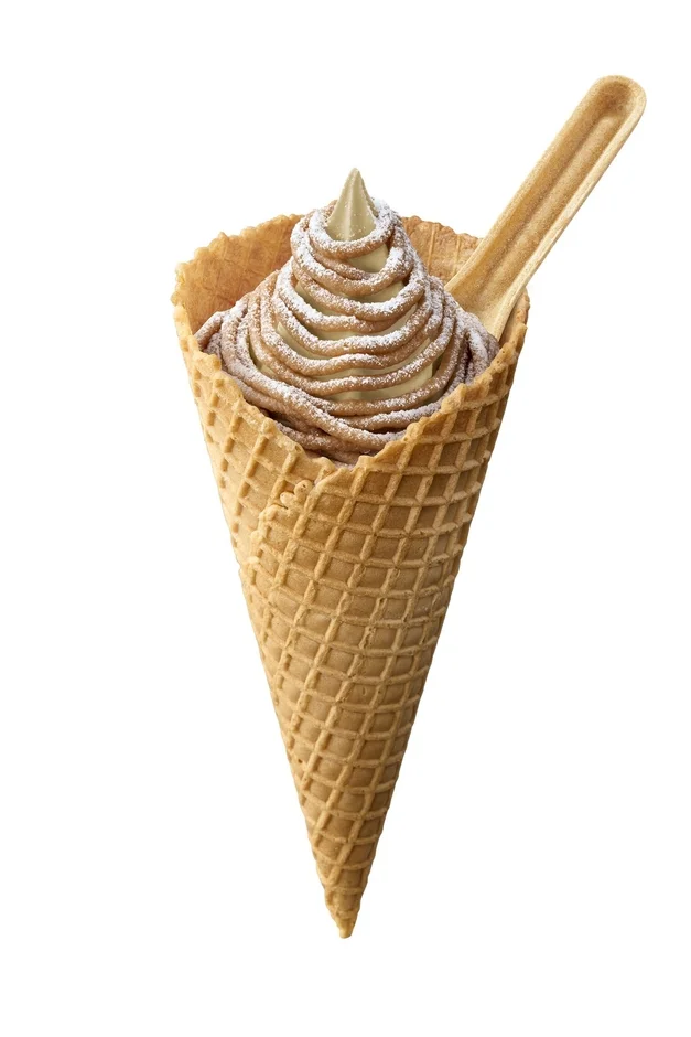 ワッフルコーンに入ったモンブランソフトクリーム