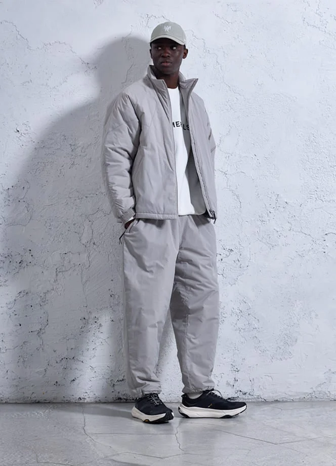 グレーのダウンジャケットとパンツ