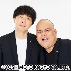 白い背景の前でポーズをとる男性お笑いコンビ