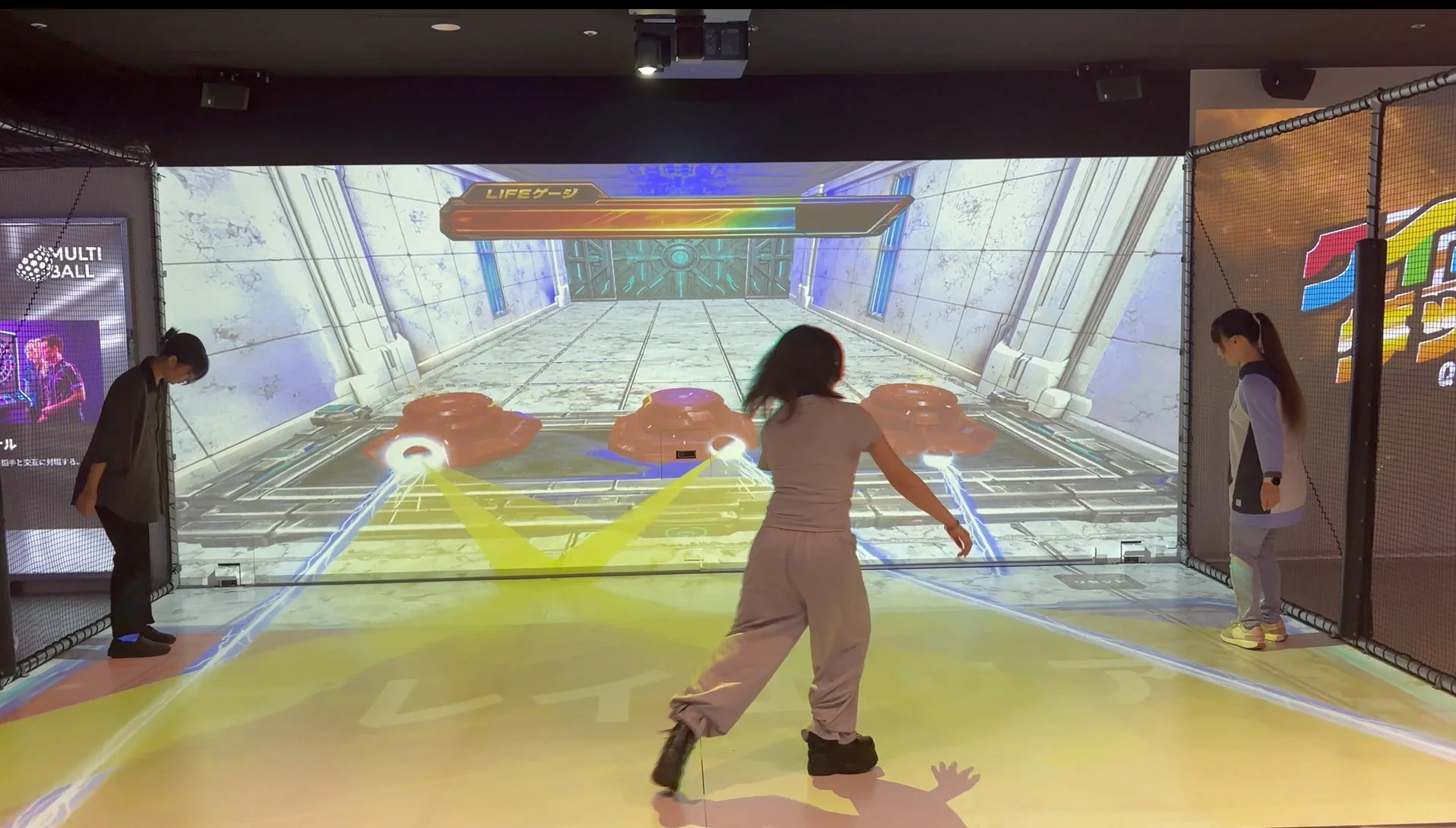 インタラクティブゲームで遊ぶ女性たち
