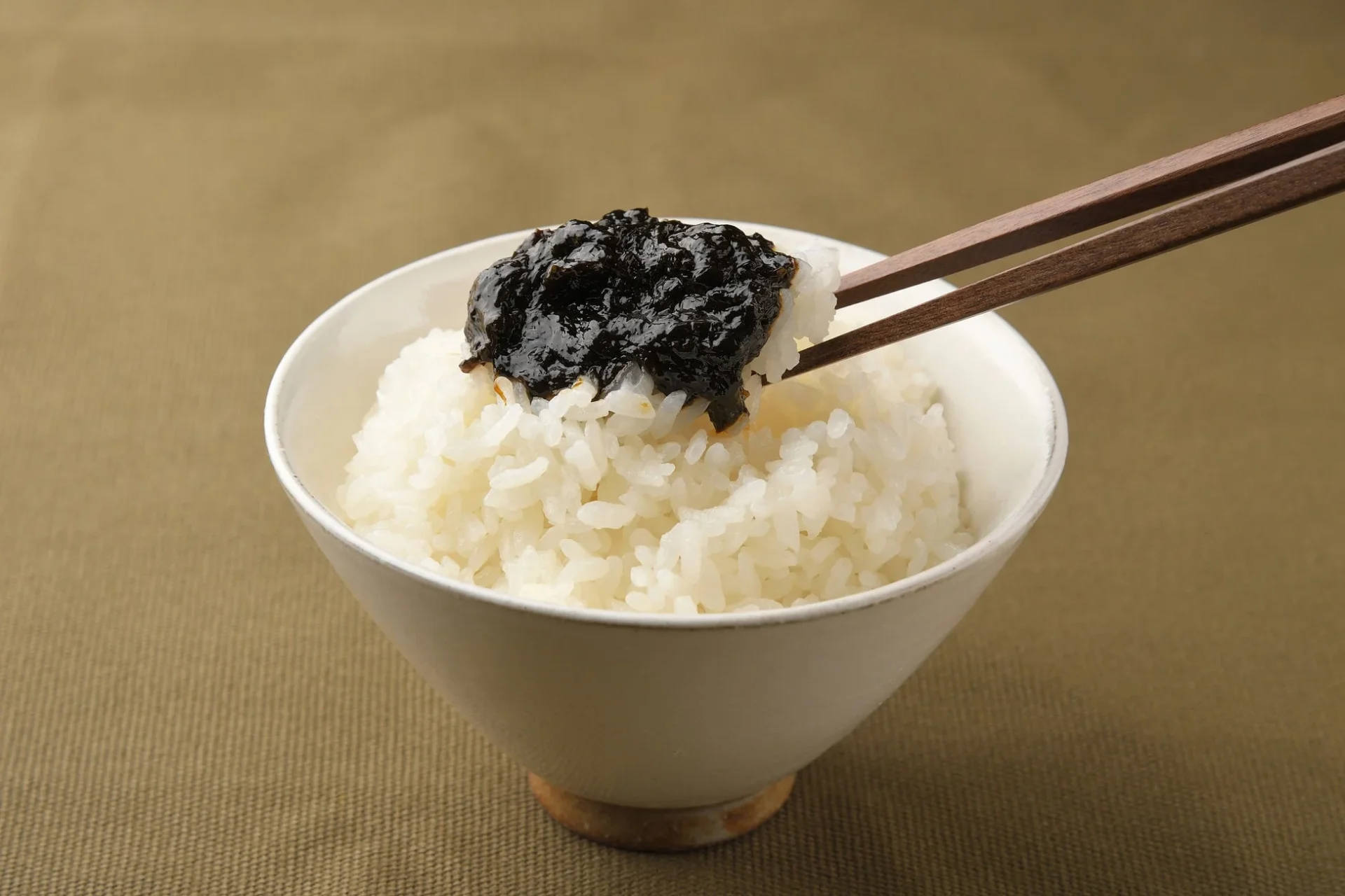 ごはんの一番海苔をご飯に乗せた様子