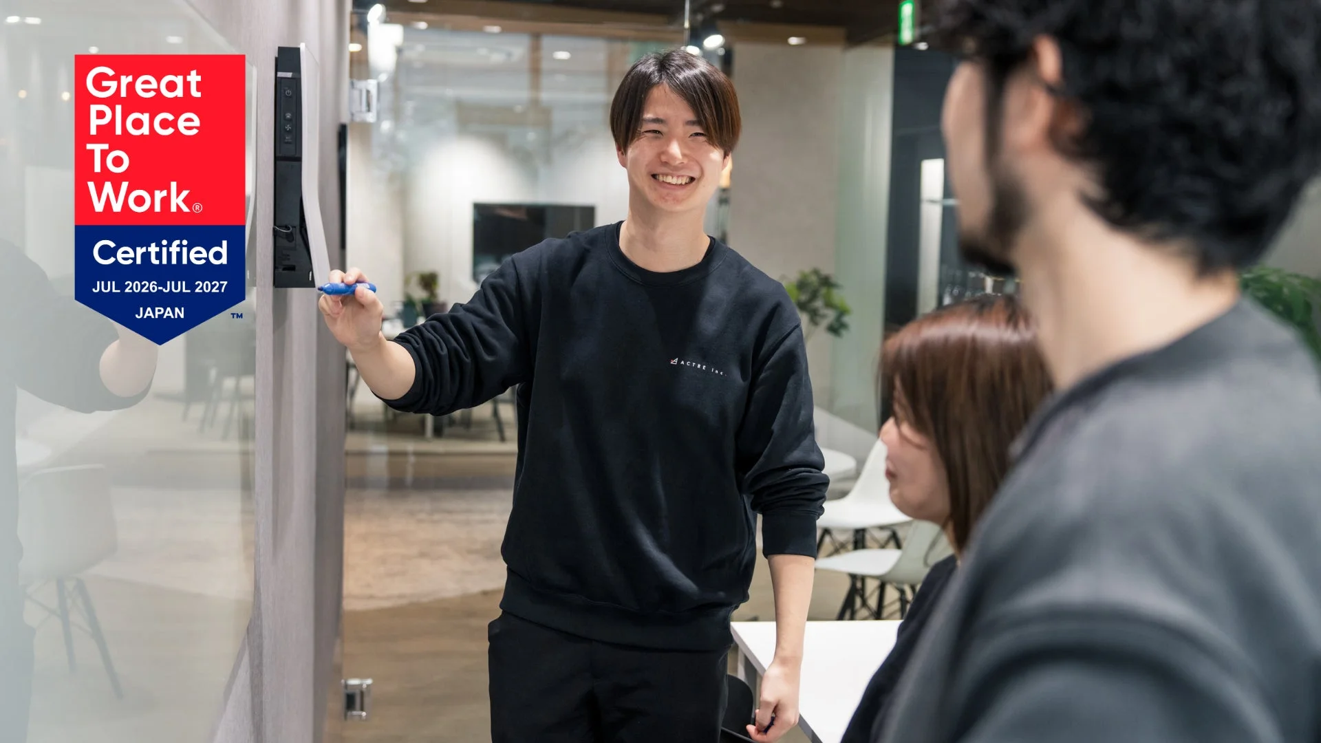 プレゼンテーションを行う社員