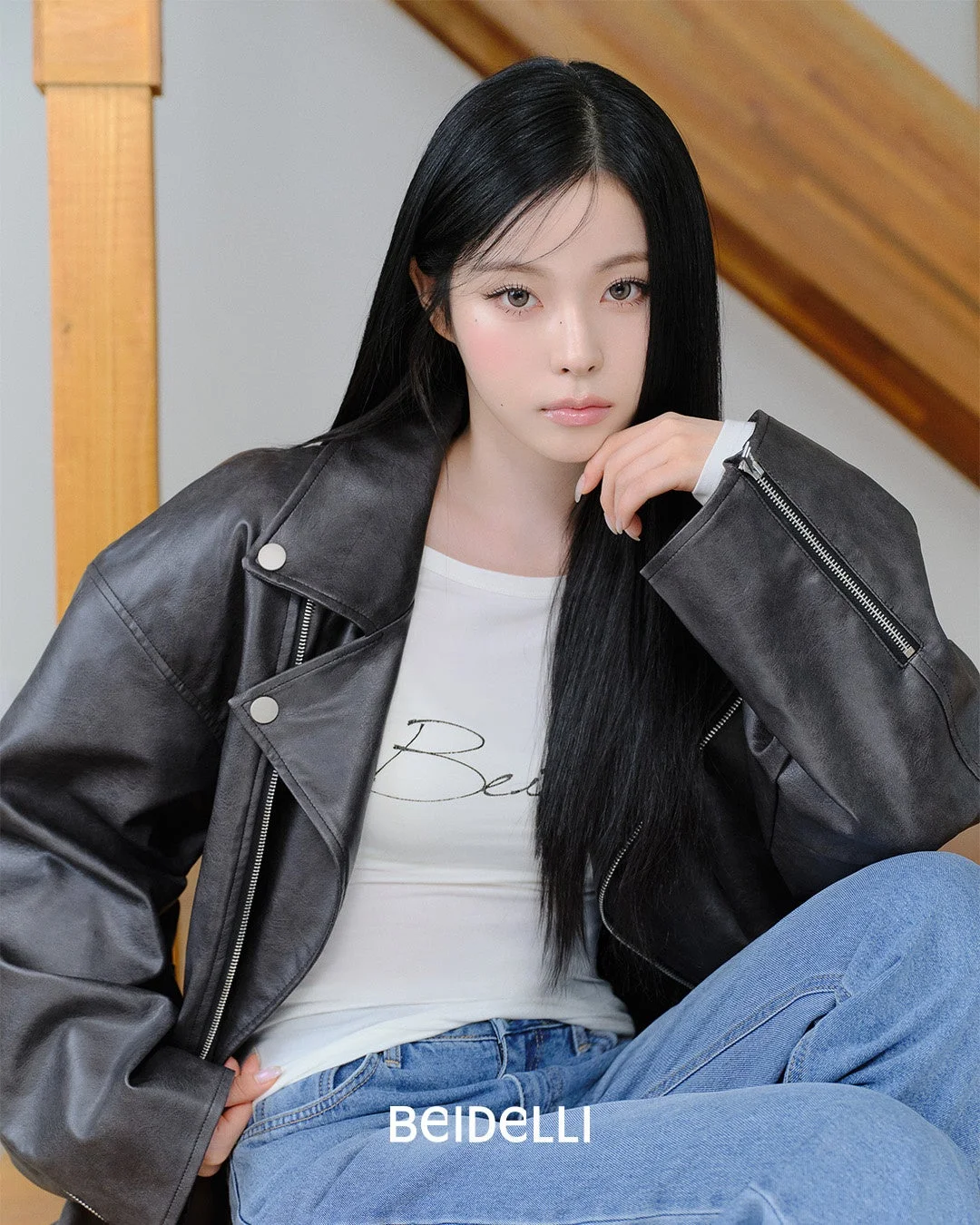 ライダースジャケットの女性