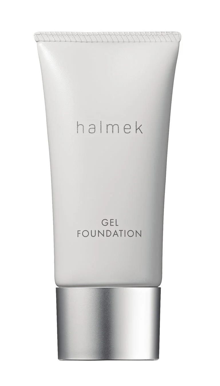 白い背景に置かれたhalmekブランドのジェルファンデーションのチューブです。