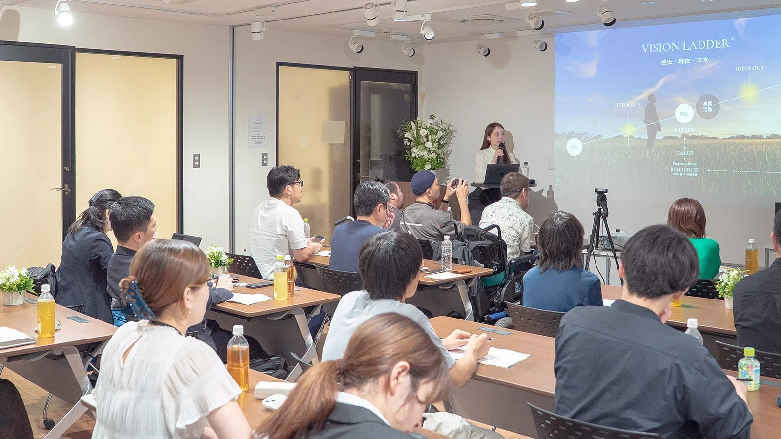 会議室でのプレゼンテーション風景