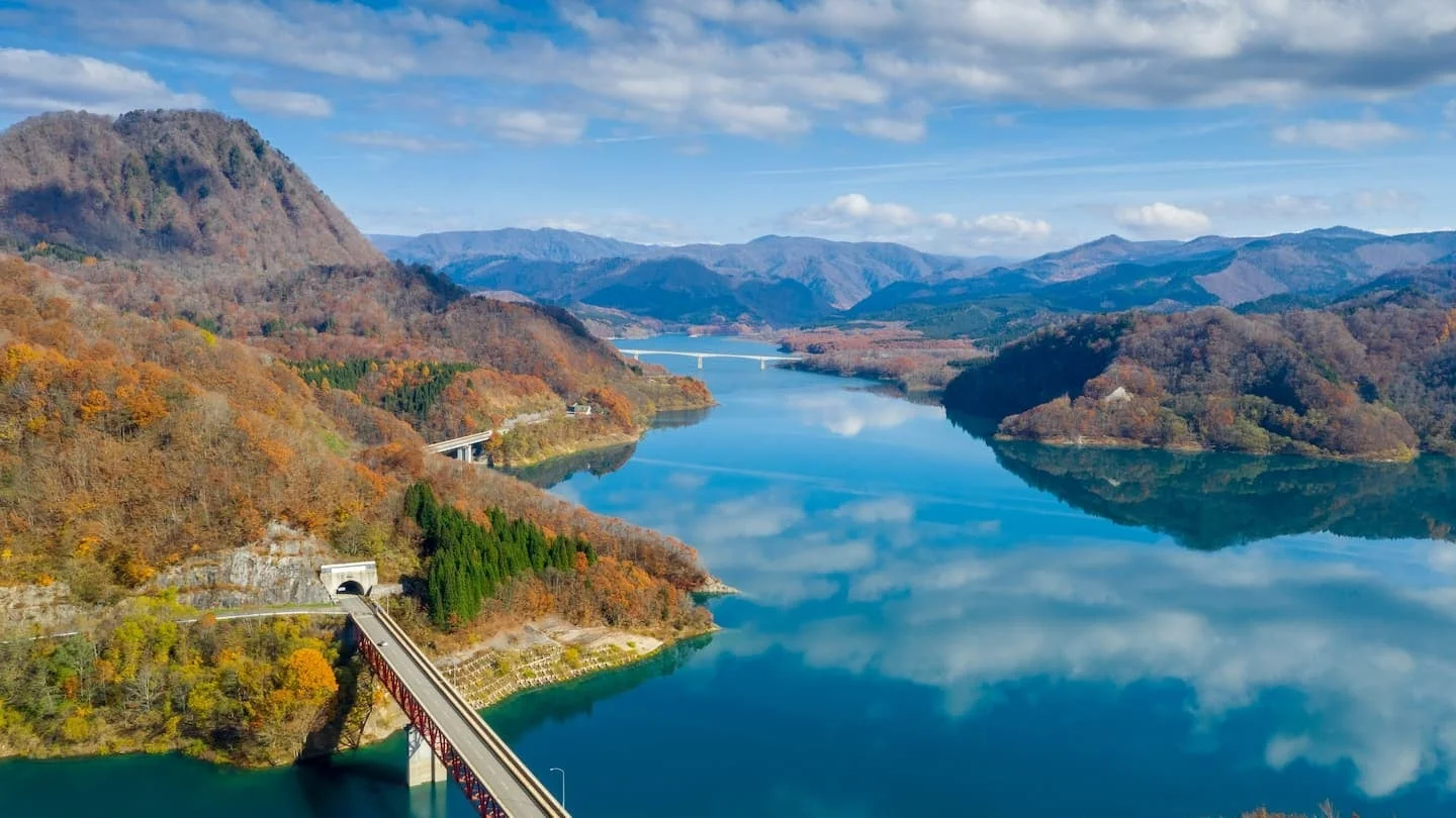 秋田県鹿角市の湖と紅葉