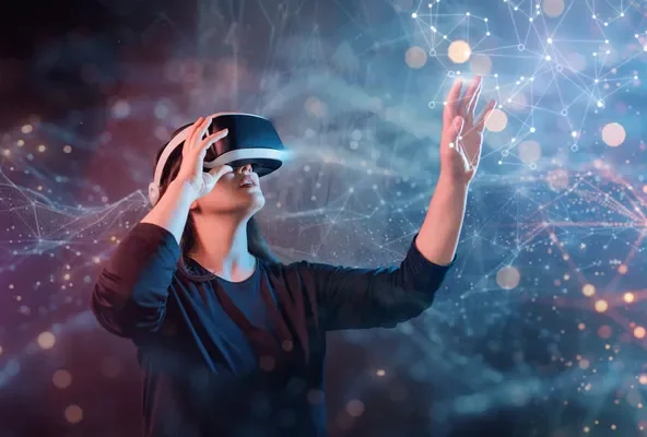 VRヘッドセットを装着し仮想空間に手を伸ばす人物