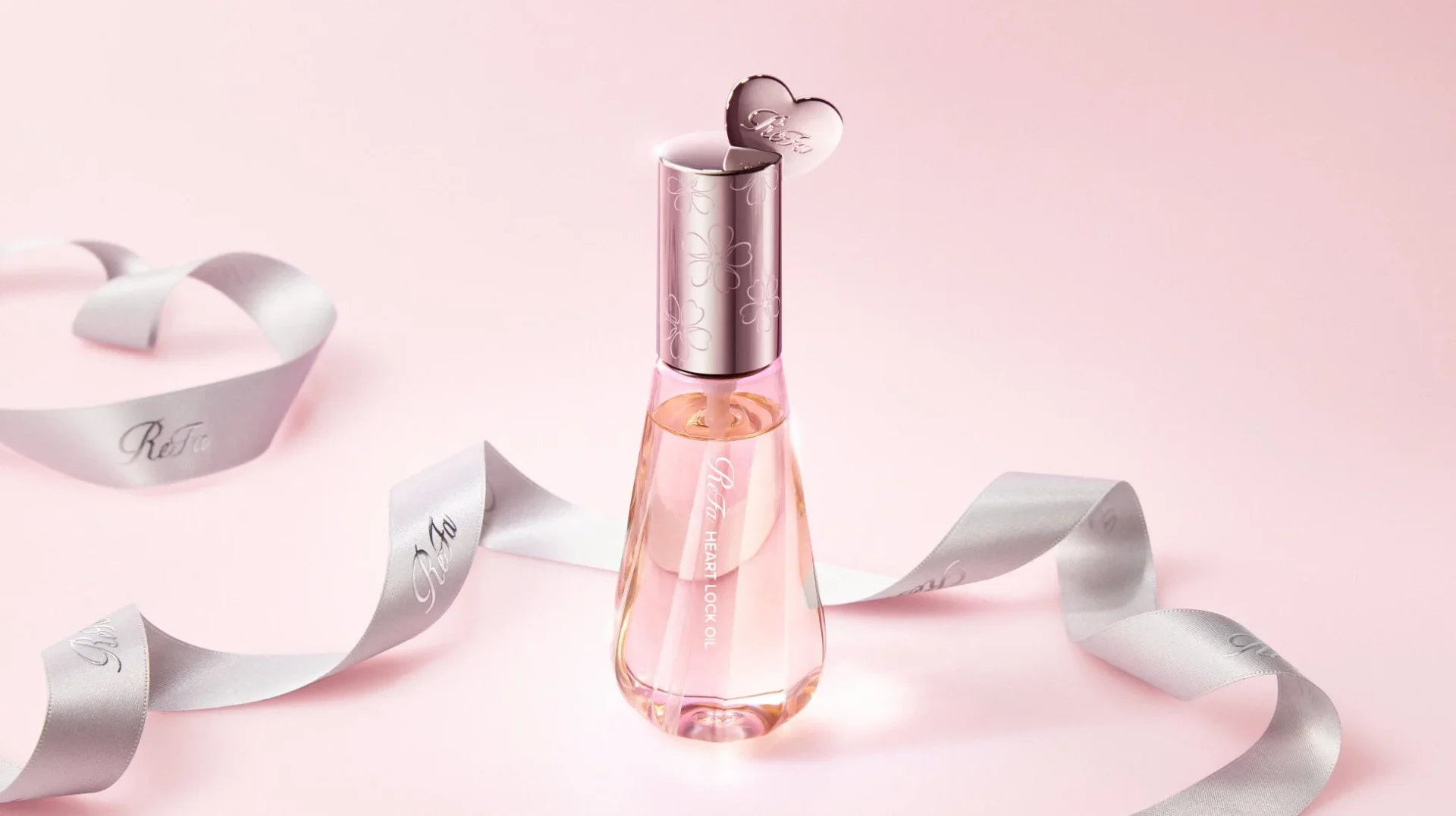 ReFa HEART LOCK OIL MOISTのボトルとリボン