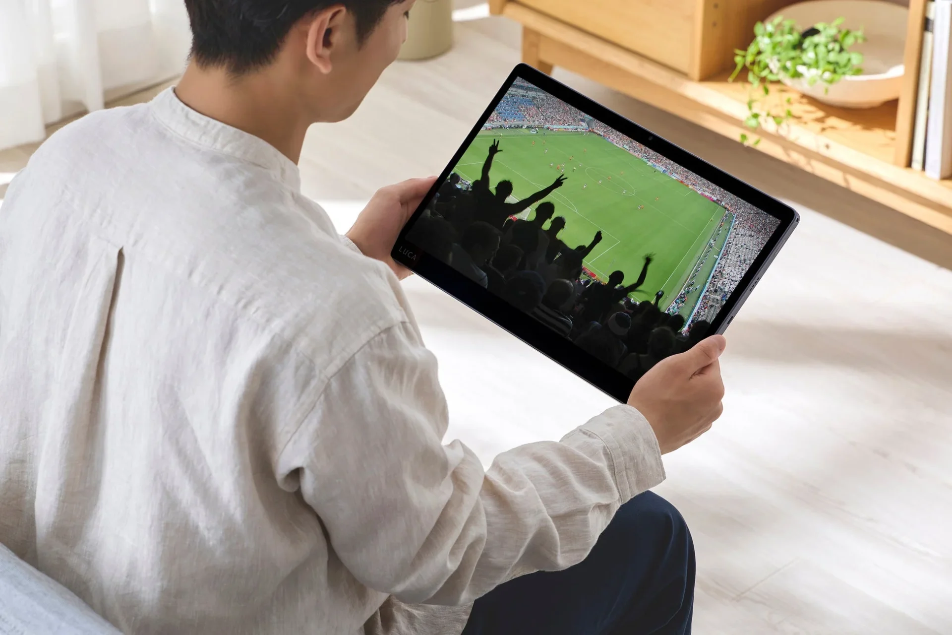 男性がサッカー観戦