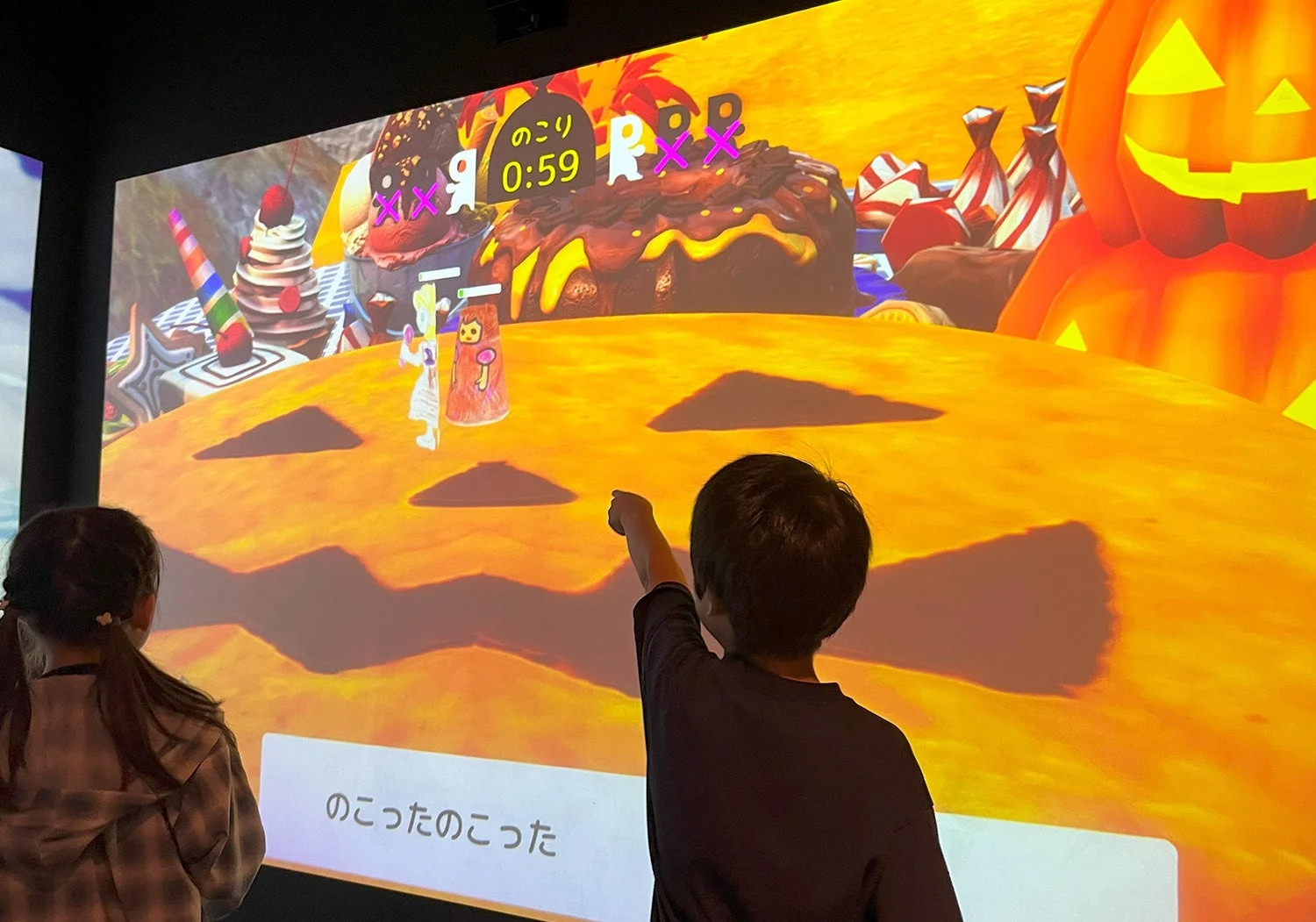 ハロウィンゲームを楽しむ子供