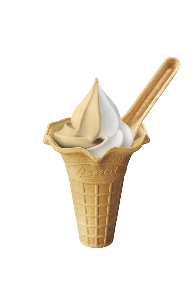ワッフルコーンに入ったミックスソフトクリーム