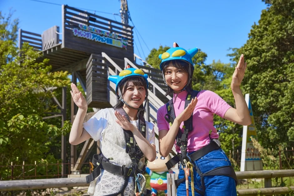 ジップラインを楽しむ女性たち