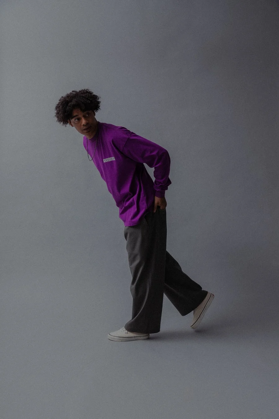 パープル長袖Tシャツを着た男性