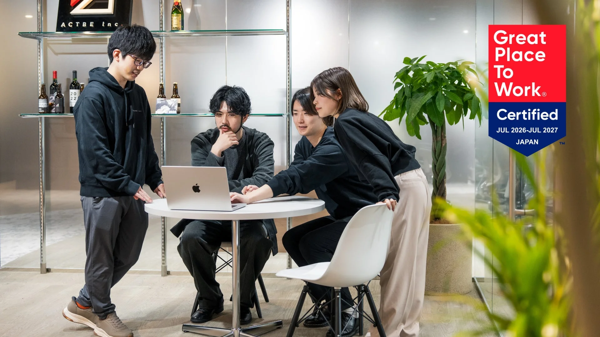 オフィスで活発に議論する社員たち