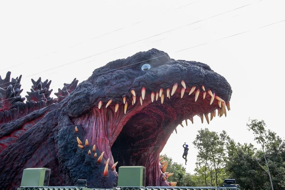 ゴジラの口に突入するジップライン
