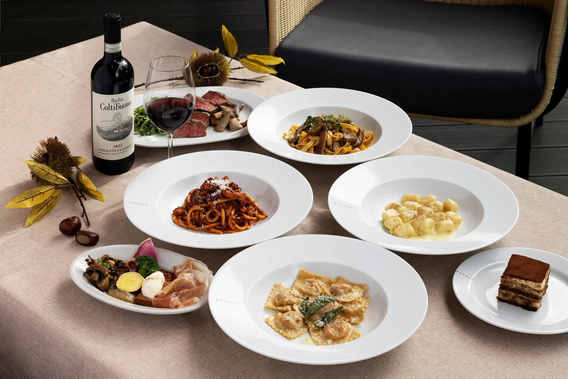 テーブルに並べられた料理