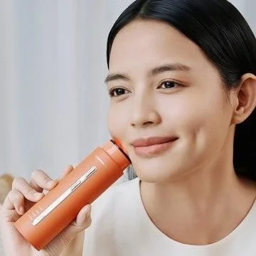美顔器を使用する女性の笑顔