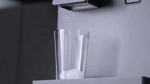 氷がグラスに落ちる様子