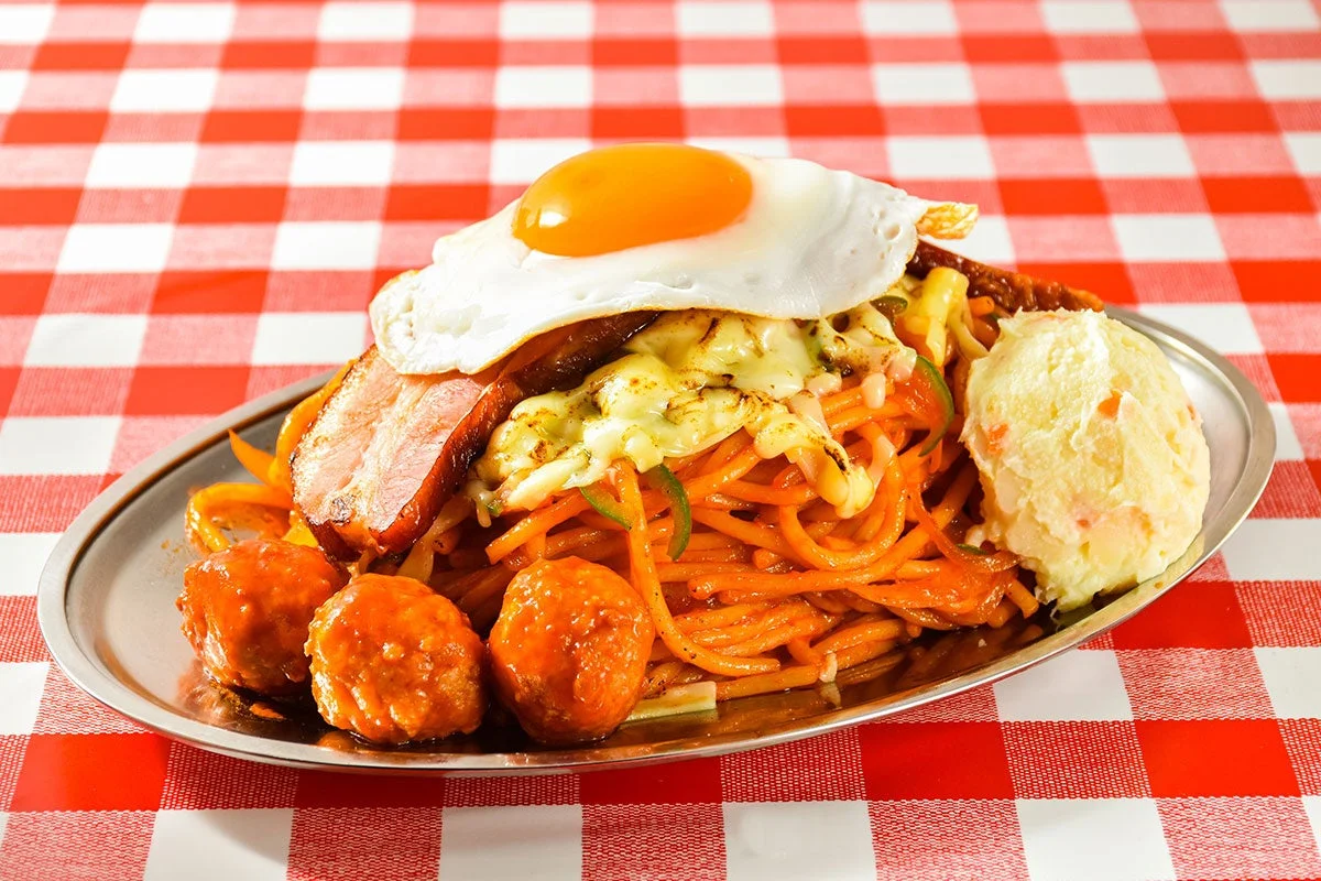 目玉焼き、ベーコン、チーズが乗ったナポリタンとミートボール、ポテトサラダのプレート