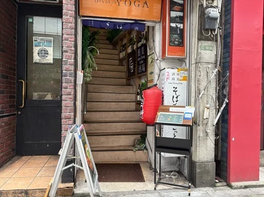 店舗入り口の階段と看板