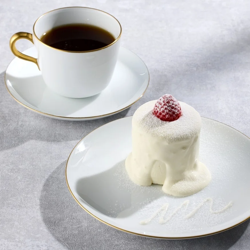 カフェで提供されるケーキとコーヒー