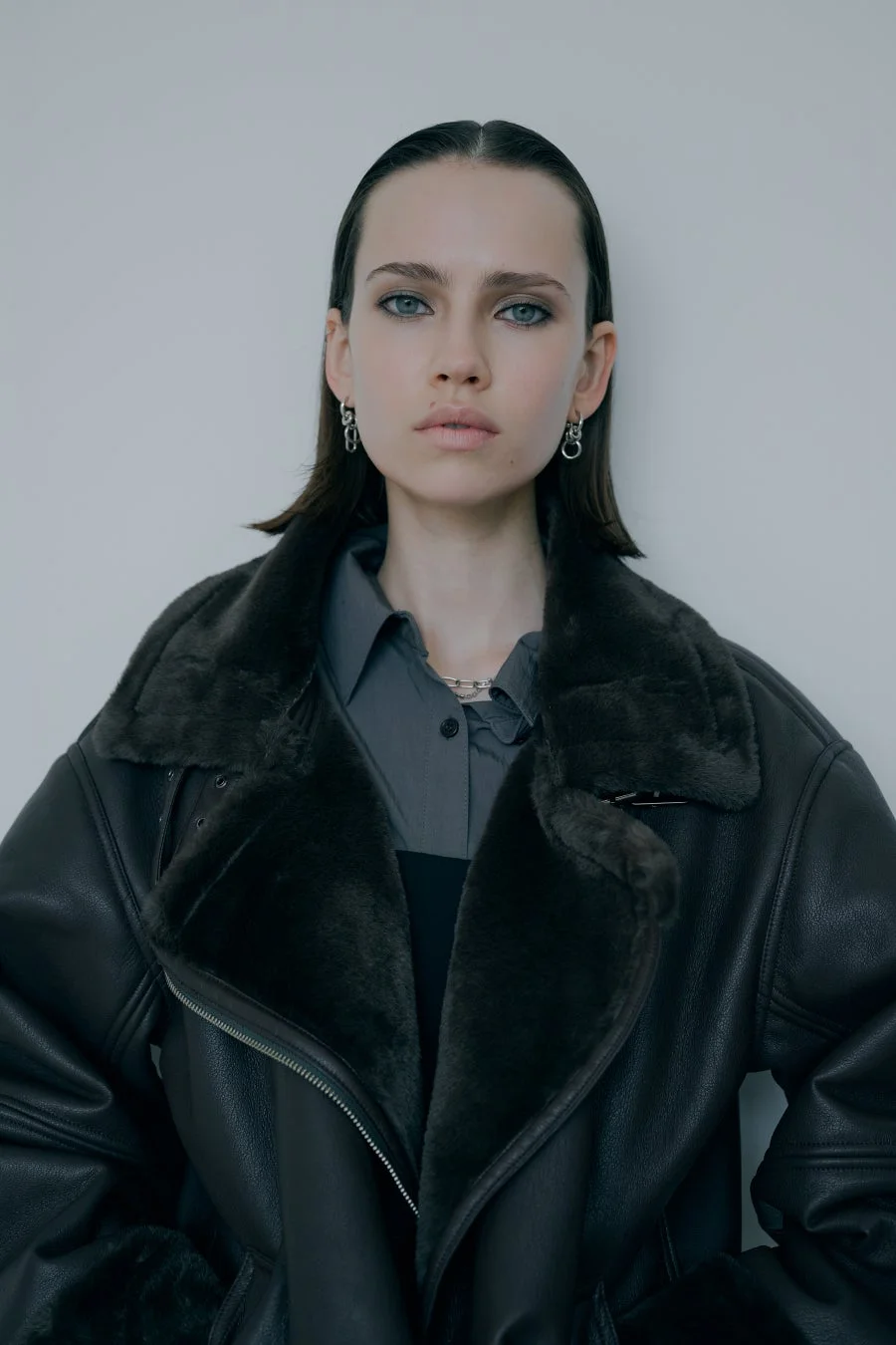 ムートンジャケットを着用した女性のポートレート