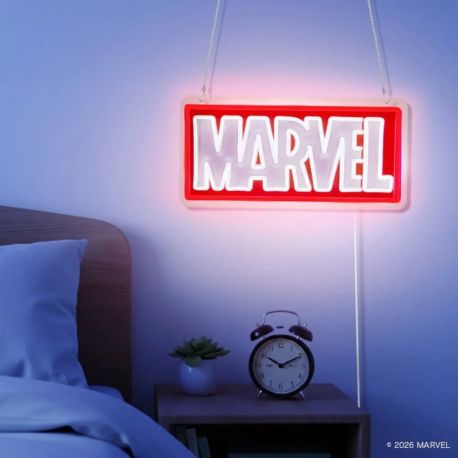 寝室の壁に飾られたMARVELロゴライト