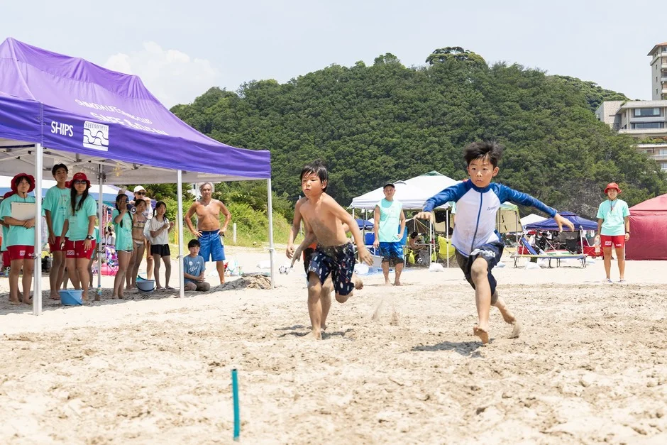 ビーチを走る子どもたち