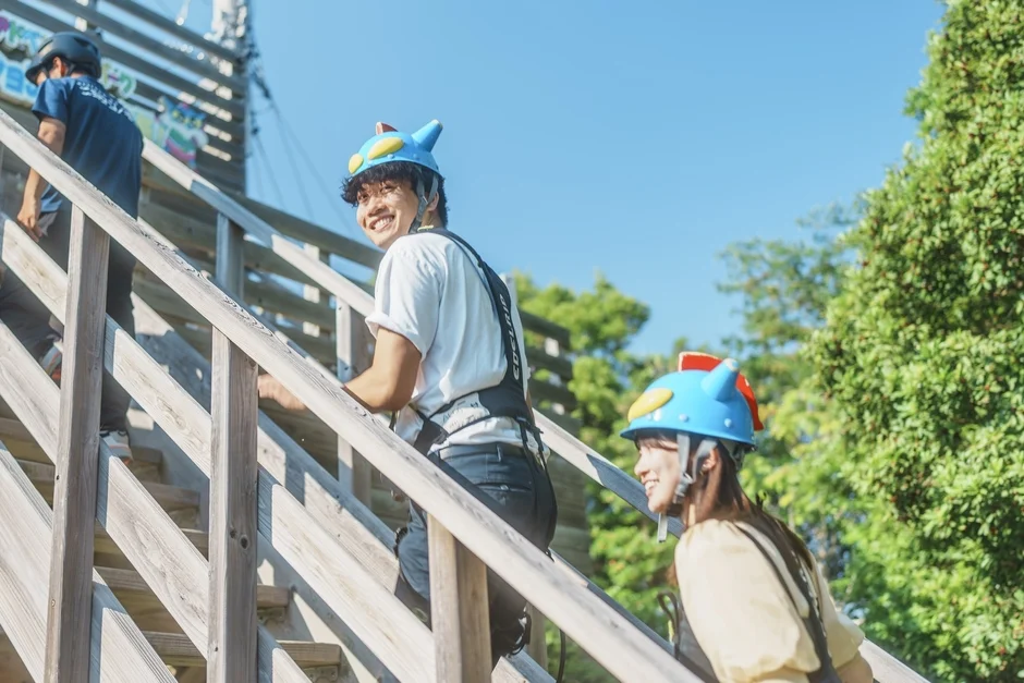 アスレチックの階段を登る若者たち